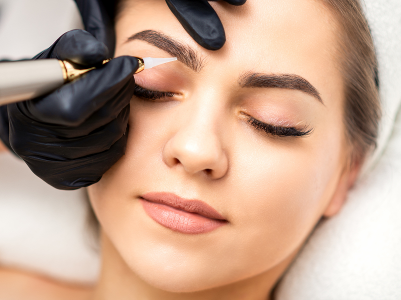 Makijaż permanentny brwi – kiedy warto wykonać ten zabieg?