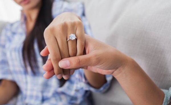 Jak wybrać pierścionek z brylantem? Najlepsze propozycje na zaręczyny tylko od A&A