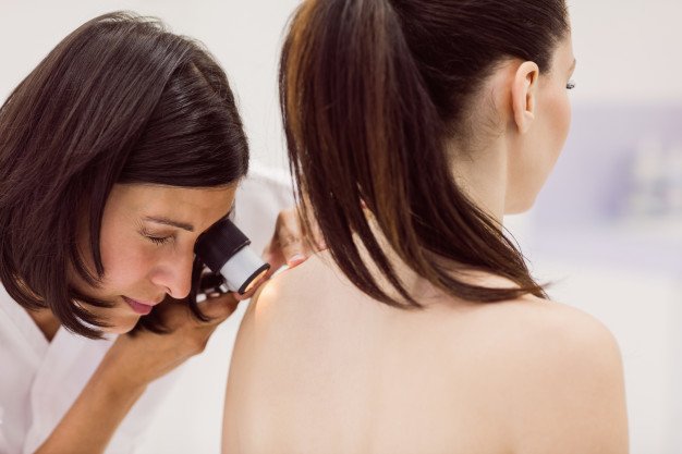 Czy warto udać się do dermatologa z przebarwieniami skórnymi?