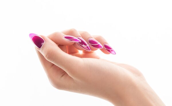 Transparentny manicure jak kolorowe szkiełka