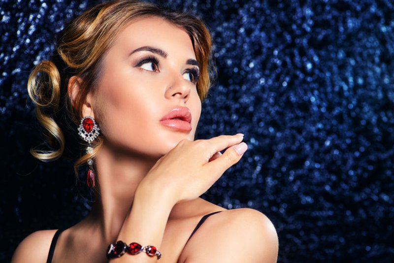 Biżuteria w stylu gwiazd – znajdź odpowiednią dla siebie