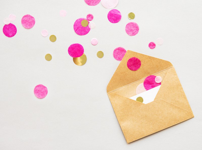 Życzenia z okazji rocznicy w papierowej formie – czy warto?