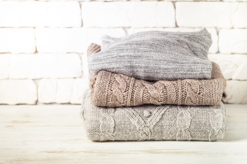 Jaki rodzaj swetrów damskich warto posiadać w swojej szafie?