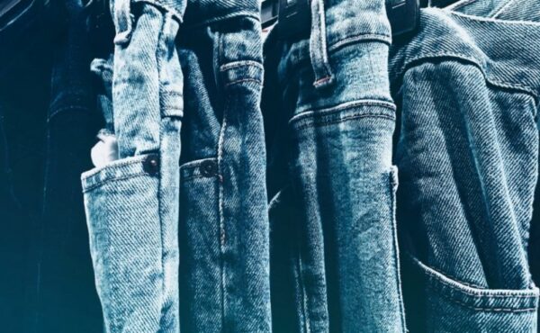 Jeansy damskie – jakie wybrać i z czym je nosić?