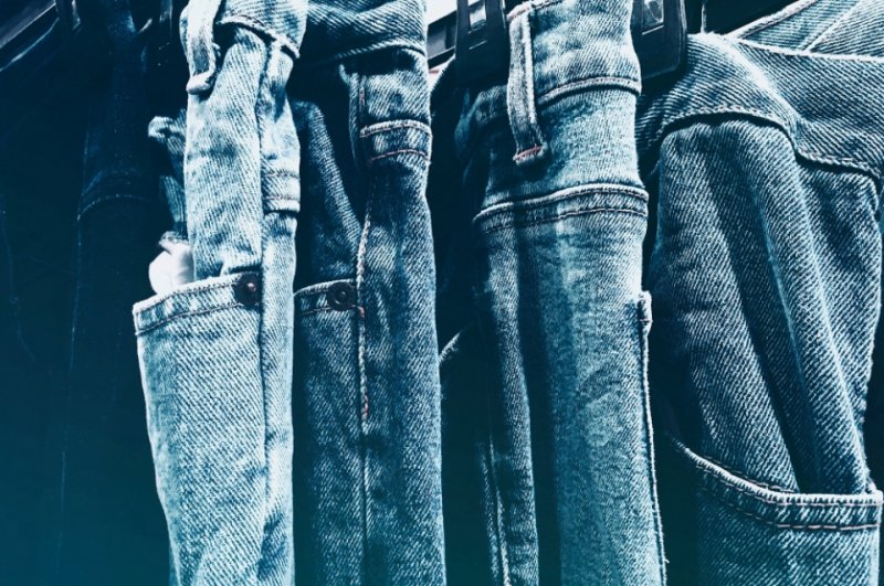 Jeansy damskie – jakie wybrać i z czym je nosić?