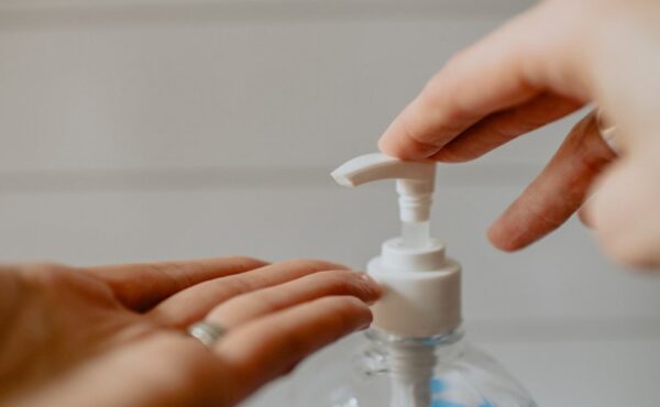 Jak walczyć z suchą skórą rąk po używaniu płynu dezynfekcyjnego?