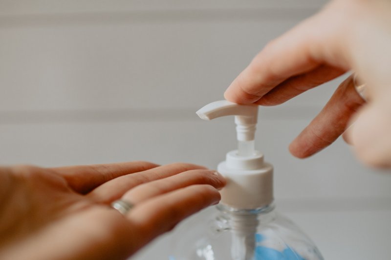 Jak walczyć z suchą skórą rąk po używaniu płynu dezynfekcyjnego?