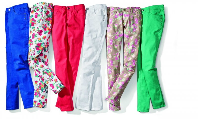 Kolorowe spodnie – hot or not?
