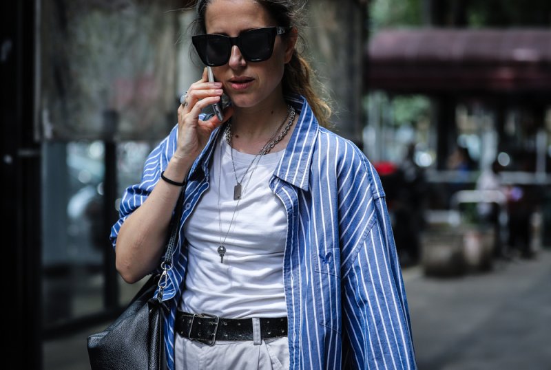 Koszula w streetwearowych stylizacjach — jak robią to modowe gwiazdy Instagrama?