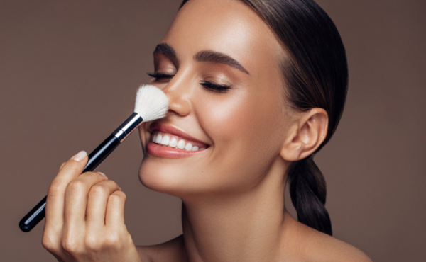 Jak osiągnąć makijażowy look w kilku prostych krokach? Poznaj nasze rady.