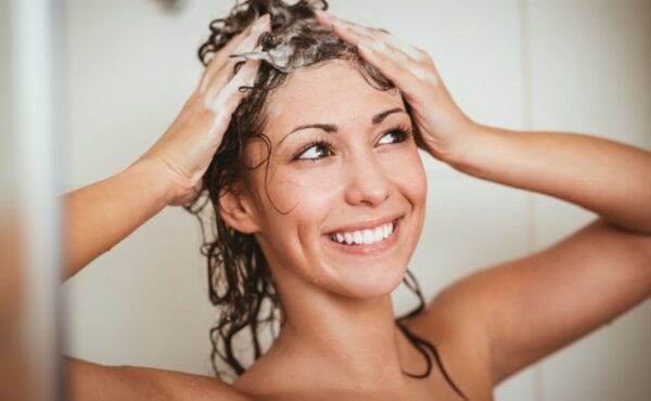 Metody mycia włosów – jak wybrać odpowiednią?