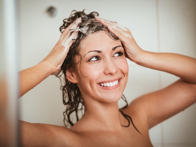 Metody mycia włosów – jak wybrać odpowiednią?