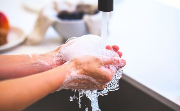 Jak dobrze myć dłonie? 10 zasad