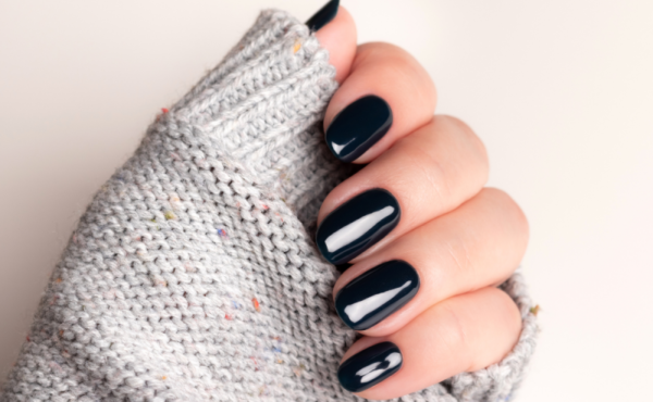 Klasyka czerni – manicure na zimę