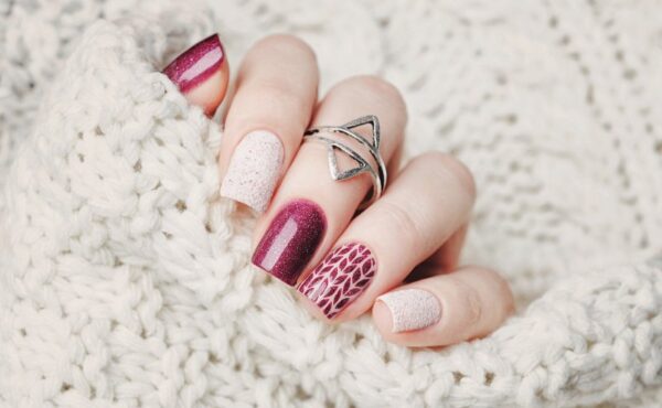 Sweterkowe wzory – jak je zrobić na paznokciach?