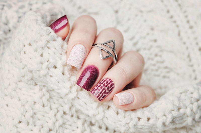 Sweterkowe wzory – jak je zrobić na paznokciach?