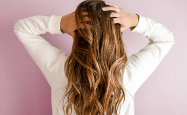 Gładkie i lśniące włosy – jak uzyskać taki efekt domowymi sposobami?