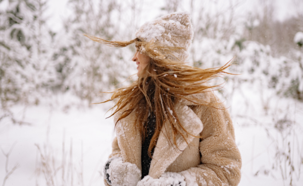 Jak zadbać o włosy zimą? Kilka praktycznych porad