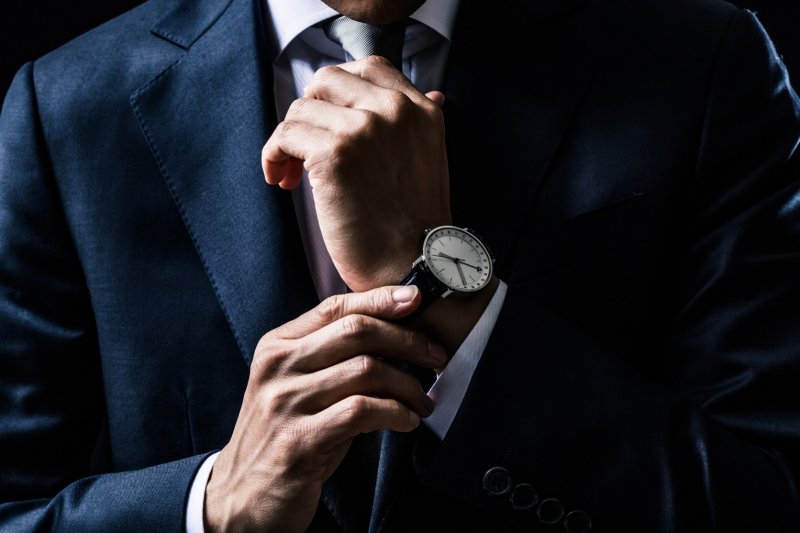 Męskie zegarki na rękę – jak wybrać wytrzymały model?