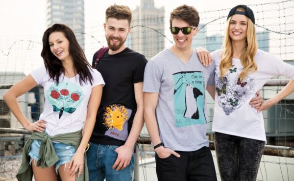 Bluzki i T-shirty z nadrukami młodych projektantek w sieci Biedronka