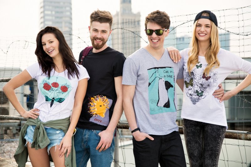 Bluzki i T-shirty z nadrukami młodych projektantek w sieci Biedronka
