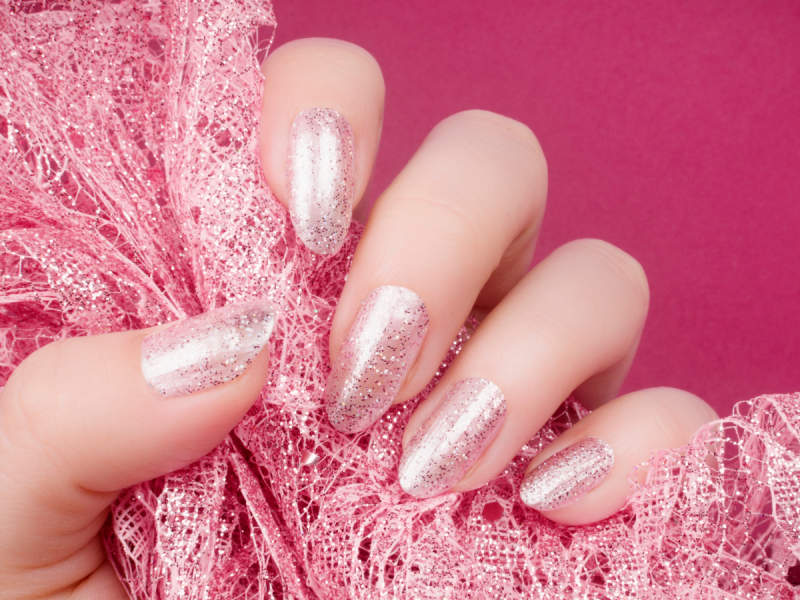 Sheer sparkle nails – nowy trend dla ciebie?