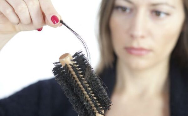 Przyczyny przerzedzenia włosów i łysienia. Jak zatrzymać wypadanie włosów i pobudzić je do wzrostu?