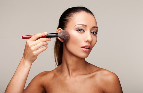 7 błędów w makijażu, które sprawiają, że wyglądasz na zmęczoną
