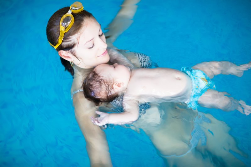 Nauka pływania dla niemowlaków wpływa na ich rozwój fizyczny i intelektualny