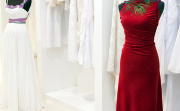 Najmodniejsze suknie ślubne w kolorze Ecru, błękicie i czerwieni