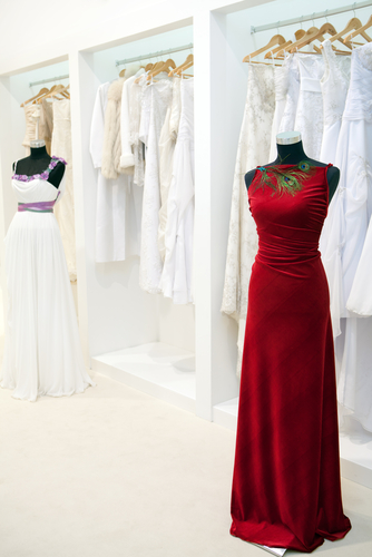 Najmodniejsze suknie ślubne w kolorze Ecru, błękicie i czerwieni