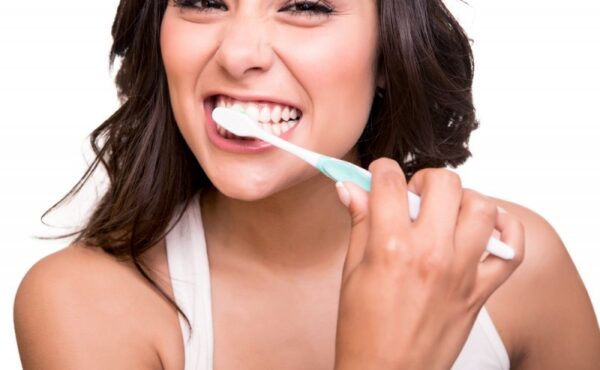 Jak radzić sobie z nadwrażliwością zębów i dziąseł?