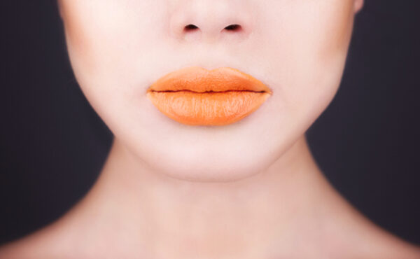 Pomarańczowe usta najważniejszym trendem w wiosennym makijażu