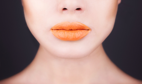 Pomarańczowe usta najważniejszym trendem w wiosennym makijażu