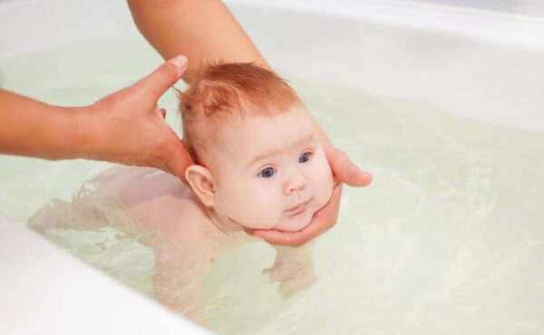 W jaki sposób najlepiej kąpać niemowlę?