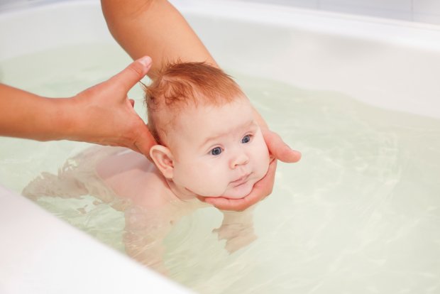 W jaki sposób najlepiej kąpać niemowlę?