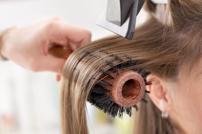 Jak ciąć i pielęgnować włosy kręcone?