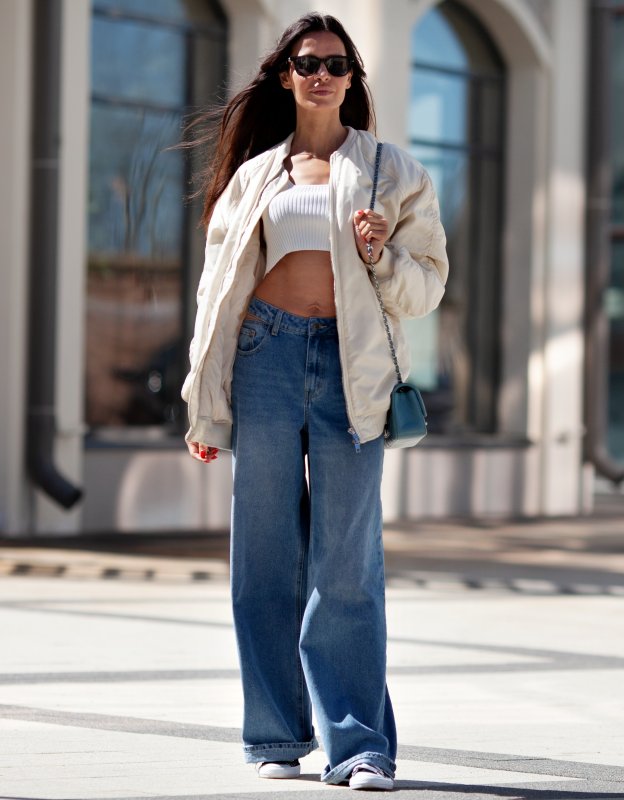 5 inspirujących stylizacji z szerokimi jeansami w roli głównej