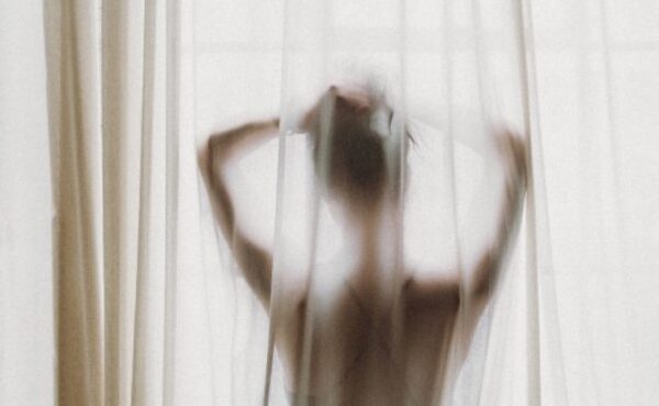 AROMATYCZNE ARCYDZIEŁA: WYBÓR PERFUM, KTÓRE OCZAROWUJĄ