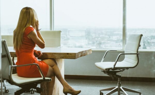 Figura gruszki – top 3 stylizacje do pracy na jesień