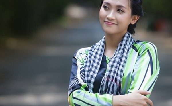 Eleganckie bluzki damskie – jakie modele warto mieć w swojej szafie?