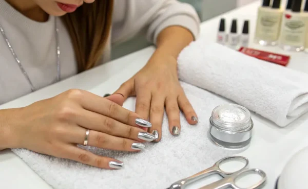 Jak zrobić efekt lustra na paznokciach?