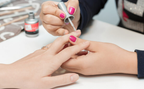 Letnia stylizacja paznokci – przygotuj się na urlop