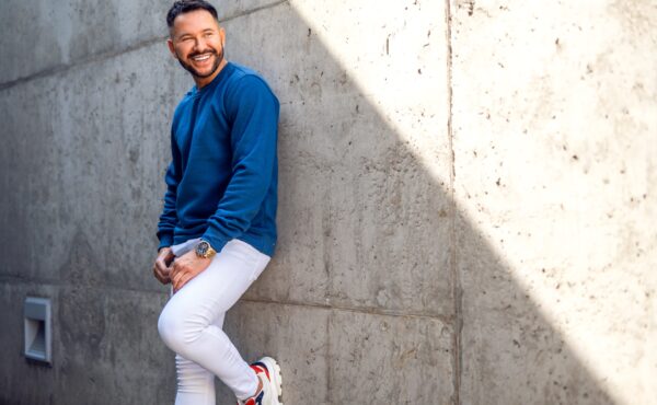 Wełniane, sztruksowe, w kant – poznaj najmodniejsze eleganckie spodnie męskie na zimę