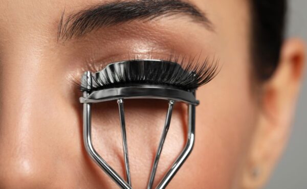Czy zalotka niszczy rzęsy? Odkrywamy prawdę i mity