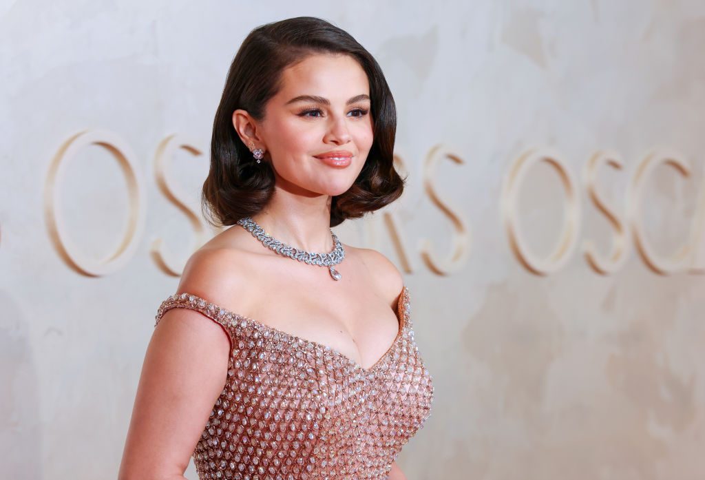 Odkryj sekret hollywoodzkich fal! Stylista gwiazd ujawnia trik, który uwielbia Selena Gomez