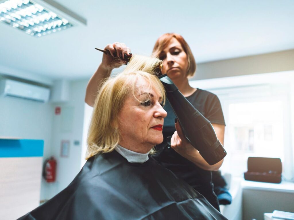 Styliści Ostrzegają: Te Popularne Fryzury Mogą Cię Natychmiast Postarzyć! Czy Popełniasz Ten Błąd po 60-tce?