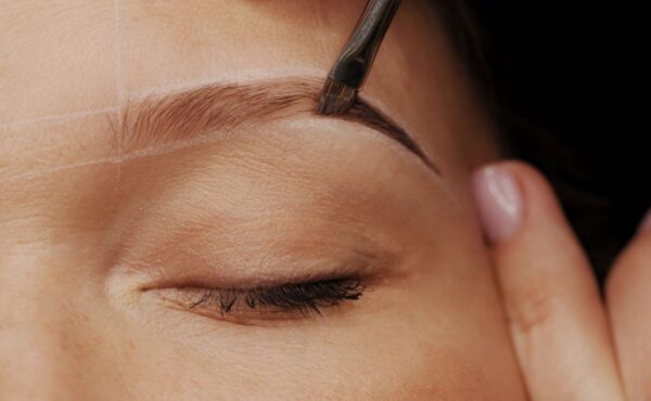 Jak dbać o laminowane brwi?