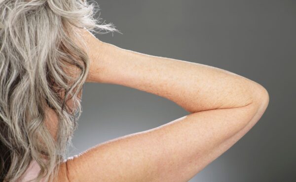 Jak nosić siwe włosy?