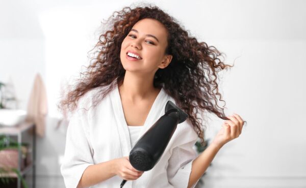 Jak suszyć kręcone włosy?
